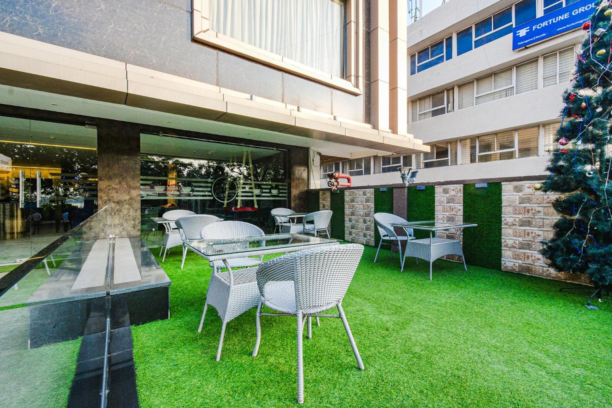 Treebo Premium Seven Lake View Haïdarabad Extérieur photo