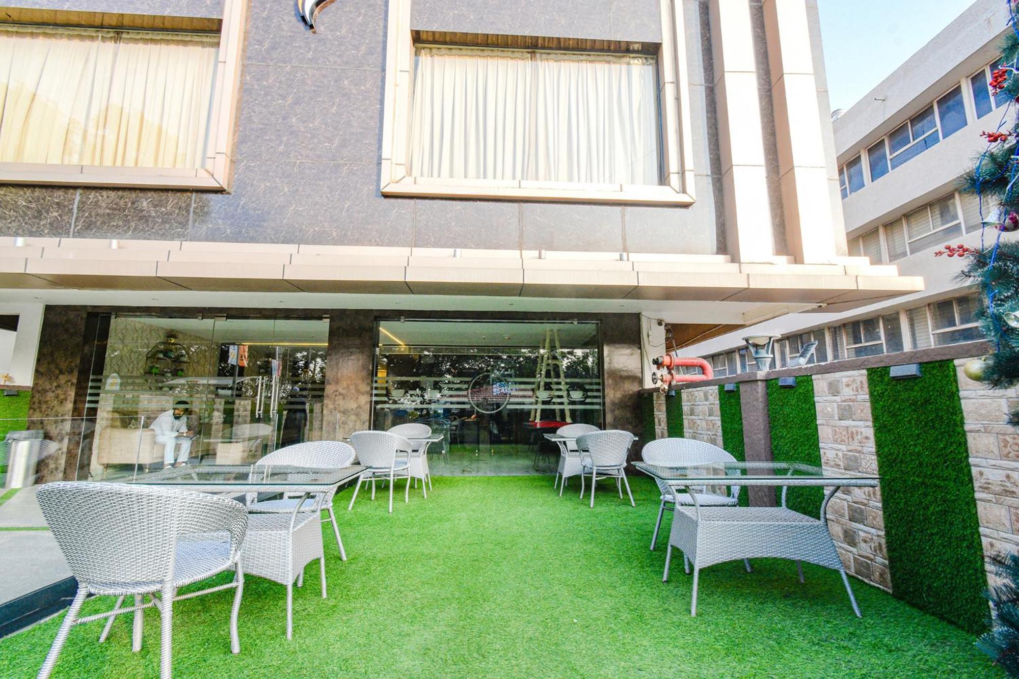 Treebo Premium Seven Lake View Haïdarabad Extérieur photo