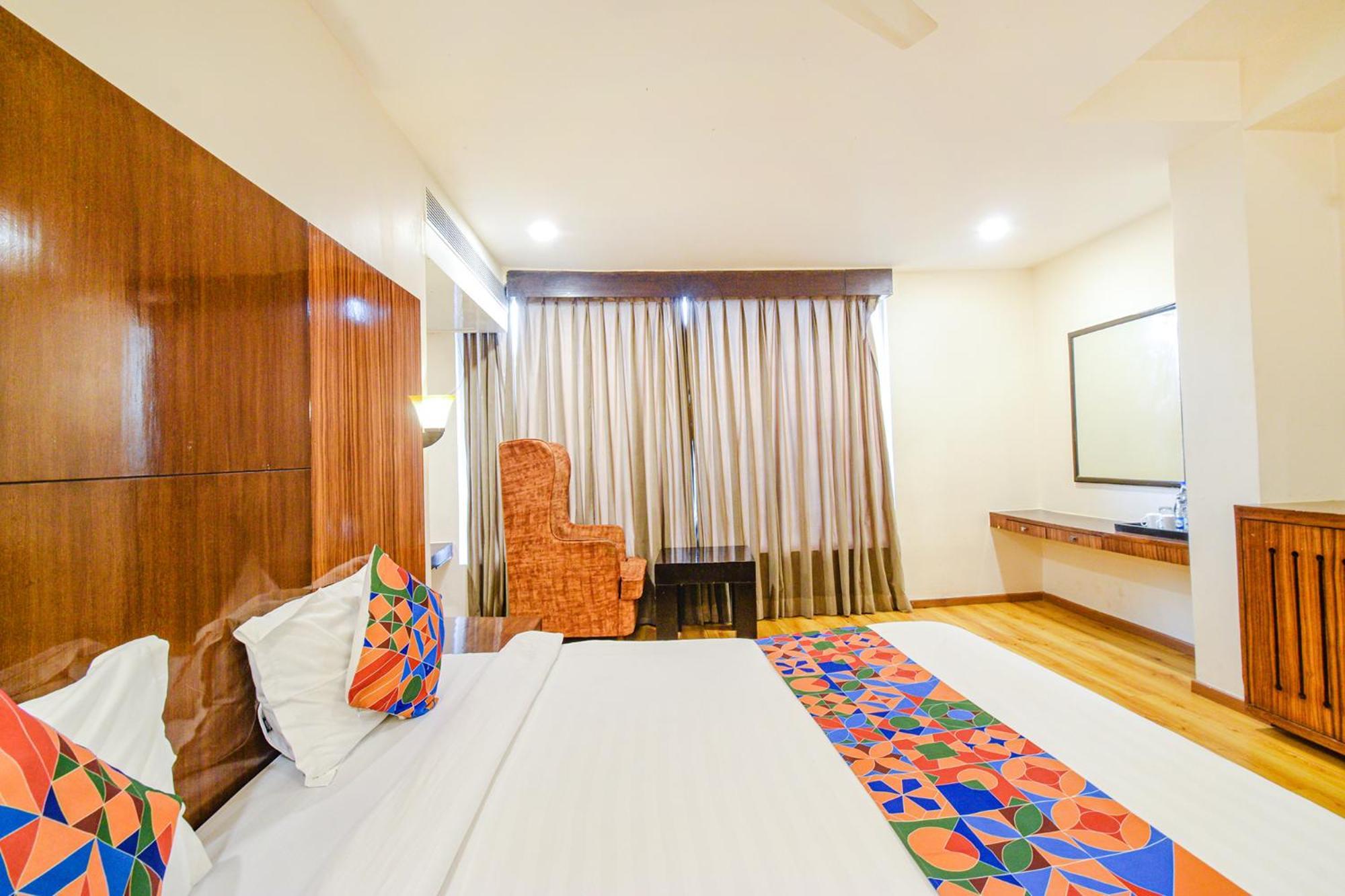 Treebo Premium Seven Lake View Haïdarabad Extérieur photo