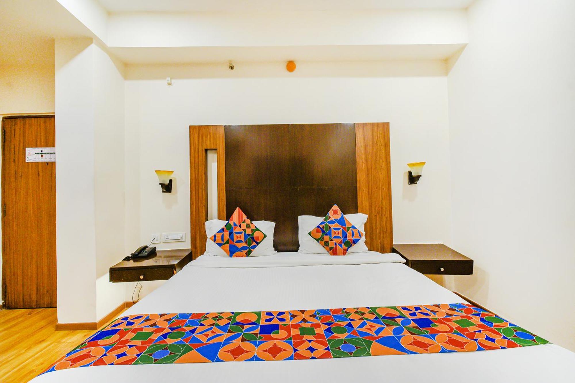 Treebo Premium Seven Lake View Haïdarabad Extérieur photo