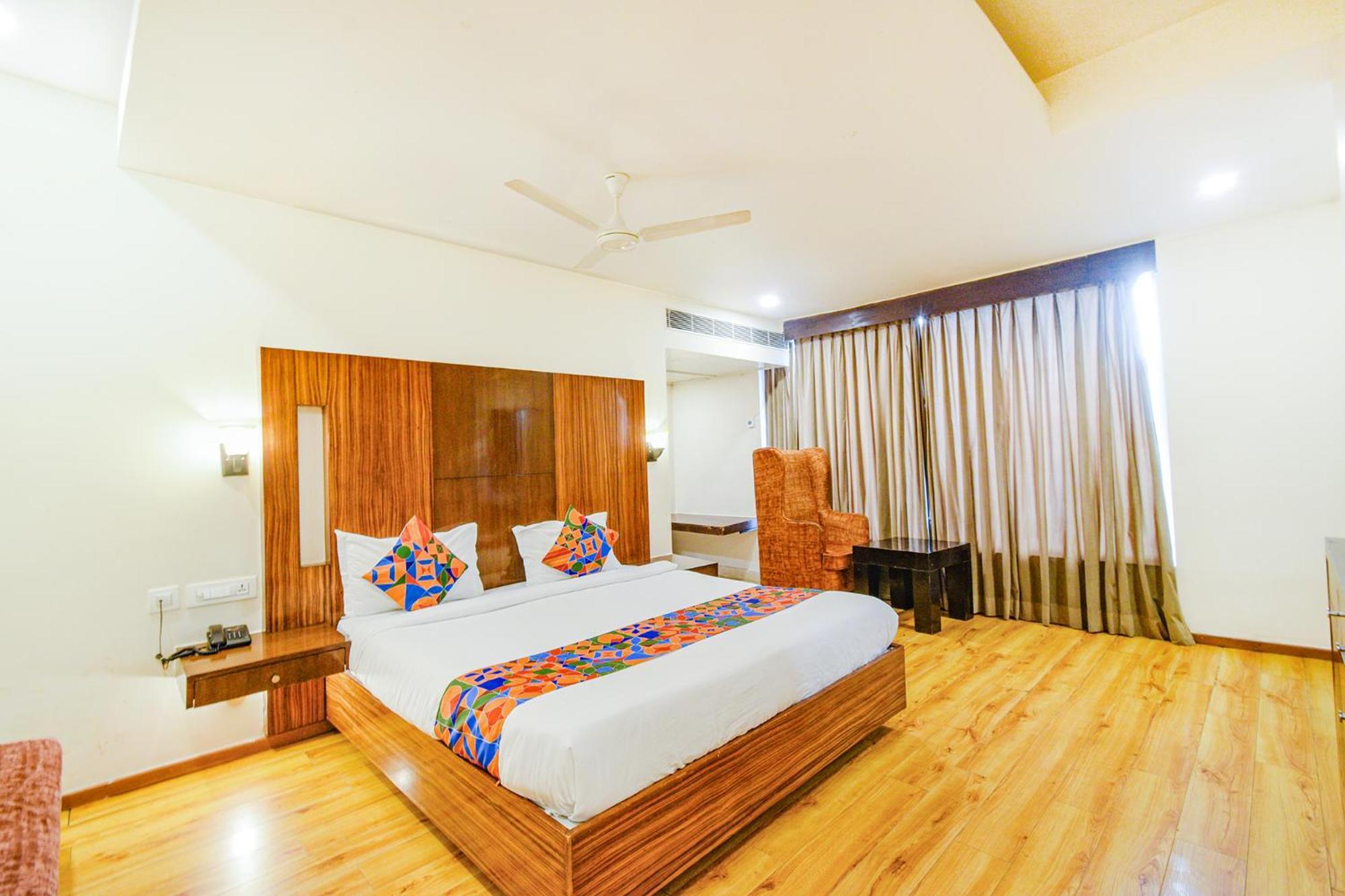 Treebo Premium Seven Lake View Haïdarabad Extérieur photo