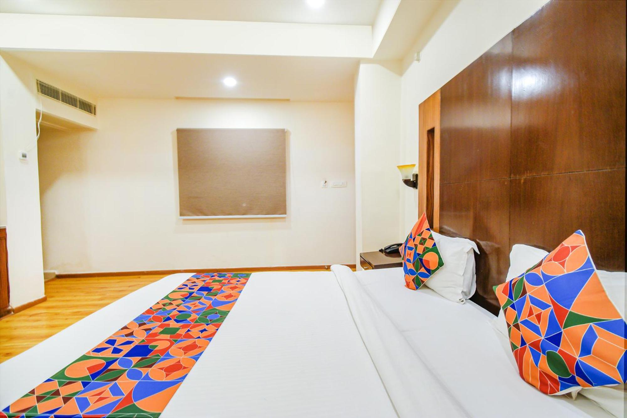 Treebo Premium Seven Lake View Haïdarabad Extérieur photo