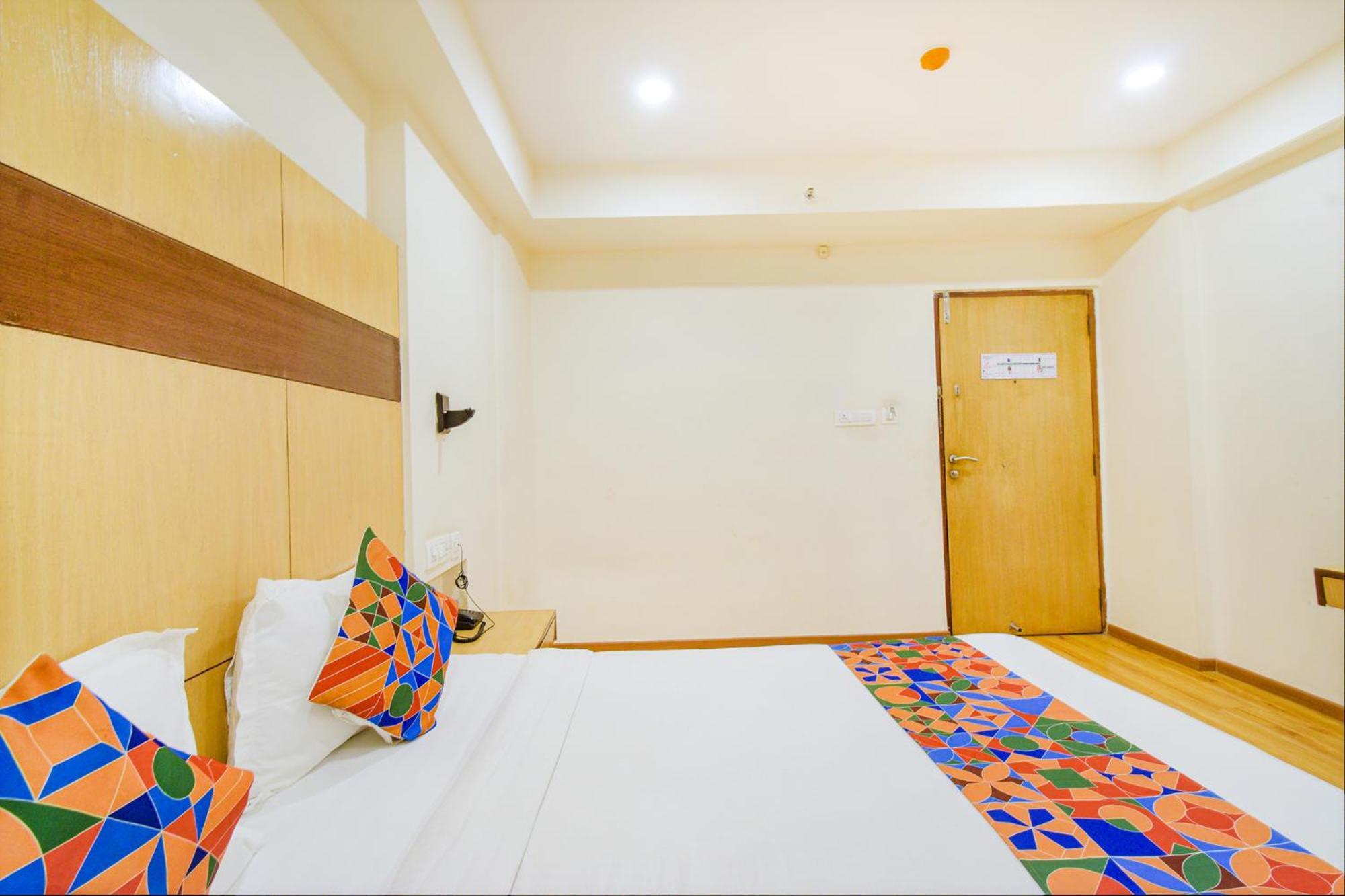 Treebo Premium Seven Lake View Haïdarabad Extérieur photo