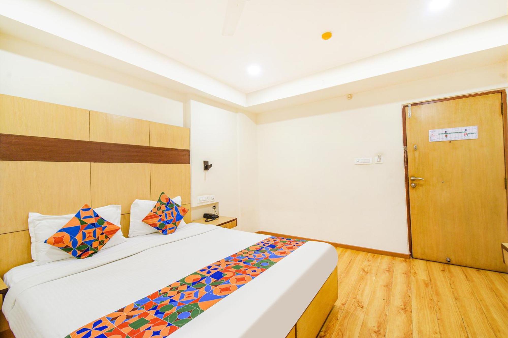 Treebo Premium Seven Lake View Haïdarabad Extérieur photo