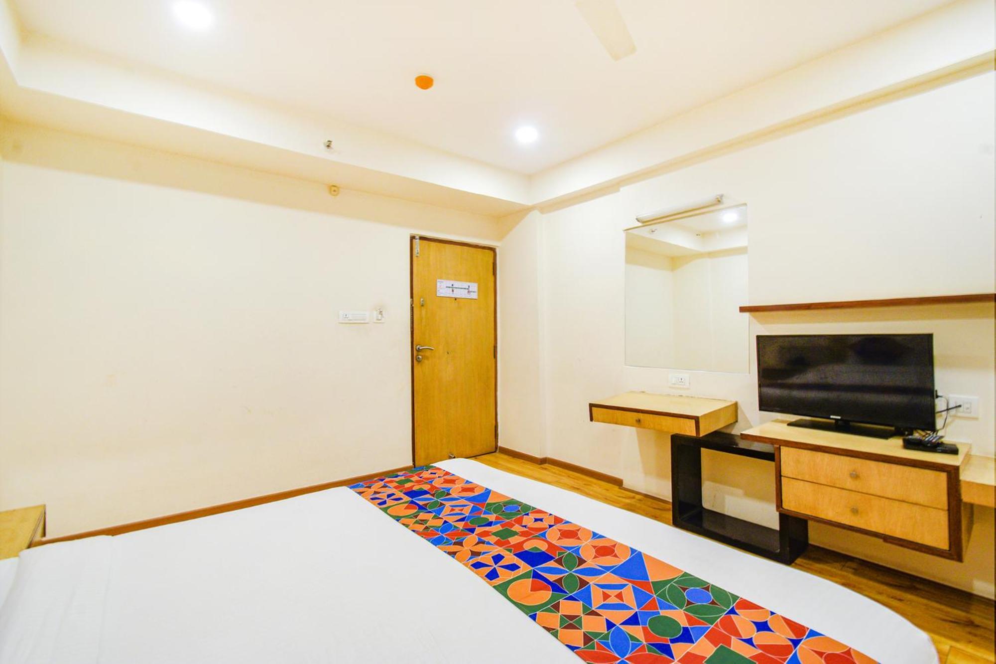 Treebo Premium Seven Lake View Haïdarabad Extérieur photo