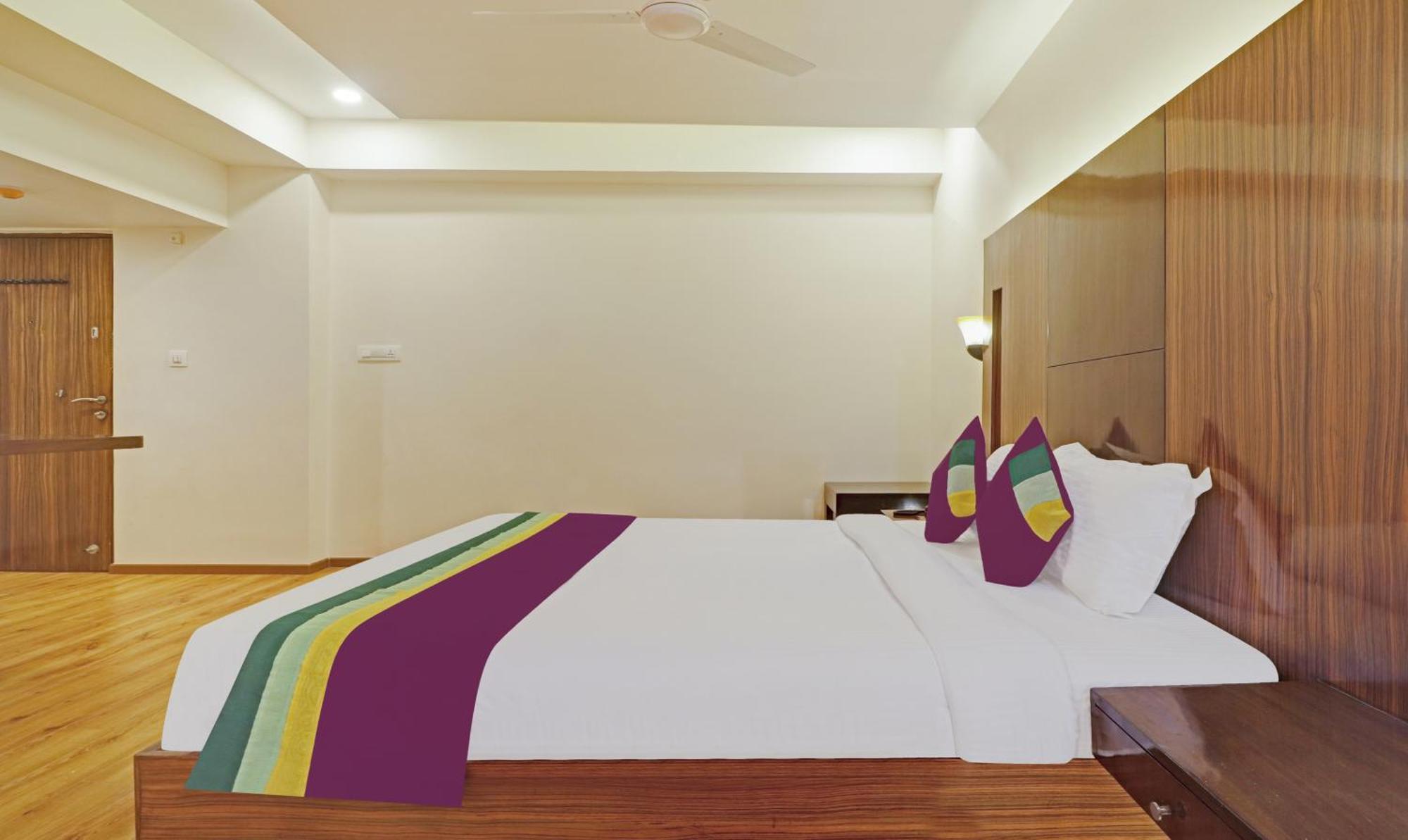 Treebo Premium Seven Lake View Haïdarabad Extérieur photo
