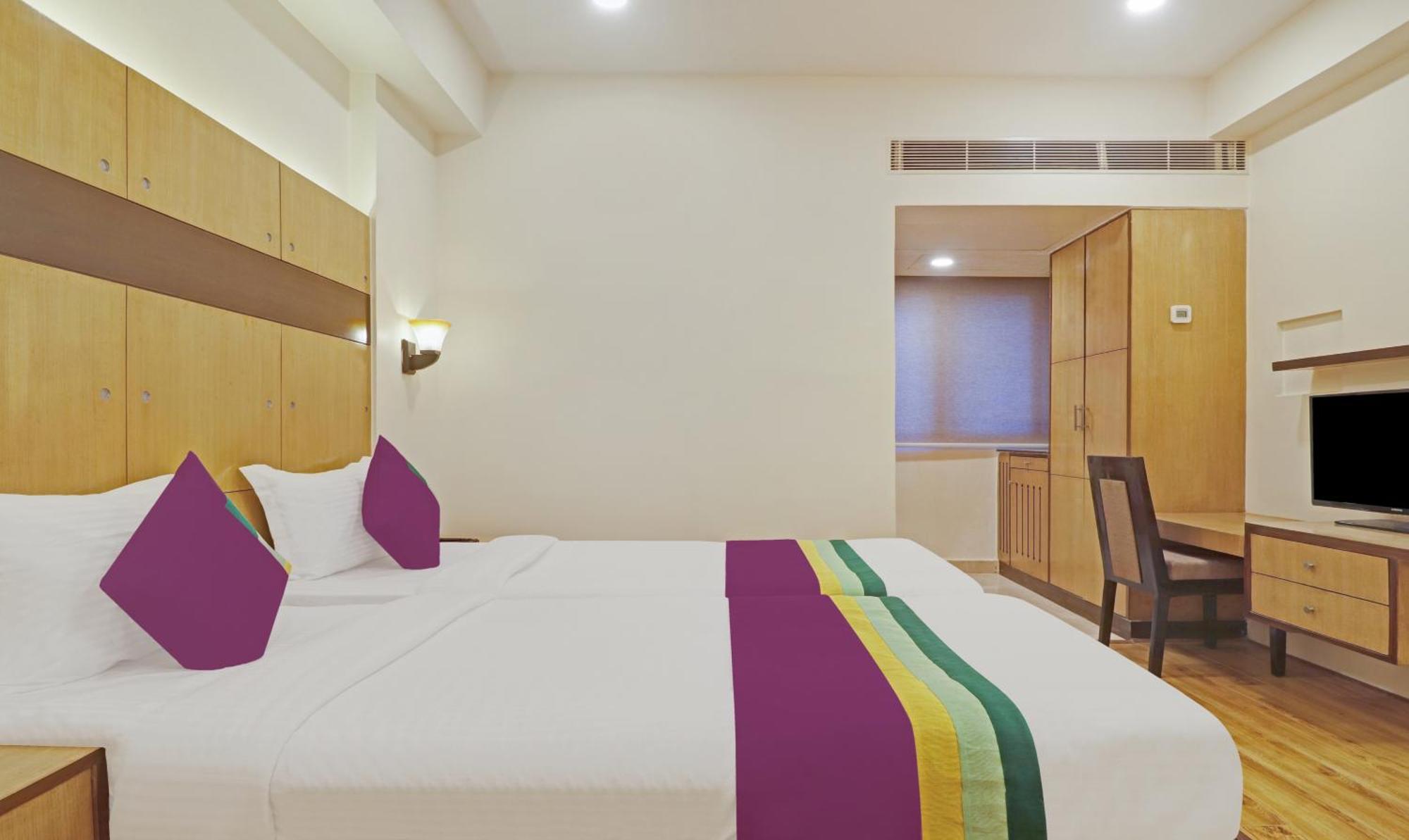 Treebo Premium Seven Lake View Haïdarabad Extérieur photo